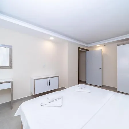 Comfortable With Shared Pool Near Beach In Muratpasa, Apartment *