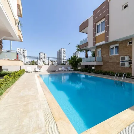 Comfortable With Shared Pool Near Beach In Muratpasa, Antalya