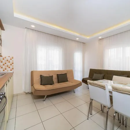 Comfortable With Shared Pool Near Beach In Muratpasa, Apartamento *